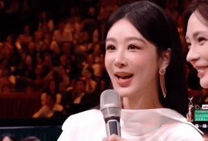 哈哈哈，杨紫在前面唱歌忘词
张一山在后面看热闹偷笑
一边拍掌一边大笑
损友看热闹