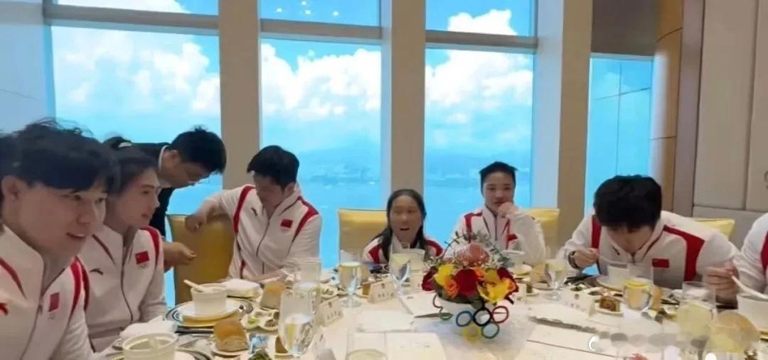 张雨霏秀樊振东教的粤语 樊振东教张雨霏虾饺！樊振东教张雨霏瞎搞！樊振东是如何教张