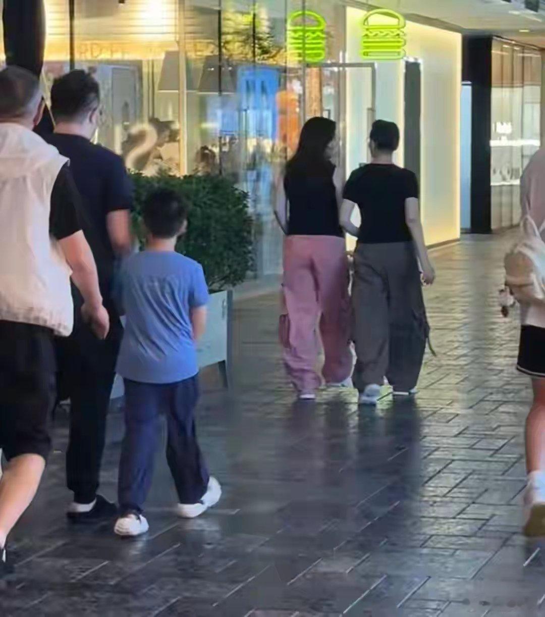 宋丹丹一家三里屯逛街宋丹丹和儿媳妇处成姐妹了吧？同款裤子同频欢笑，走在一起像闺蜜