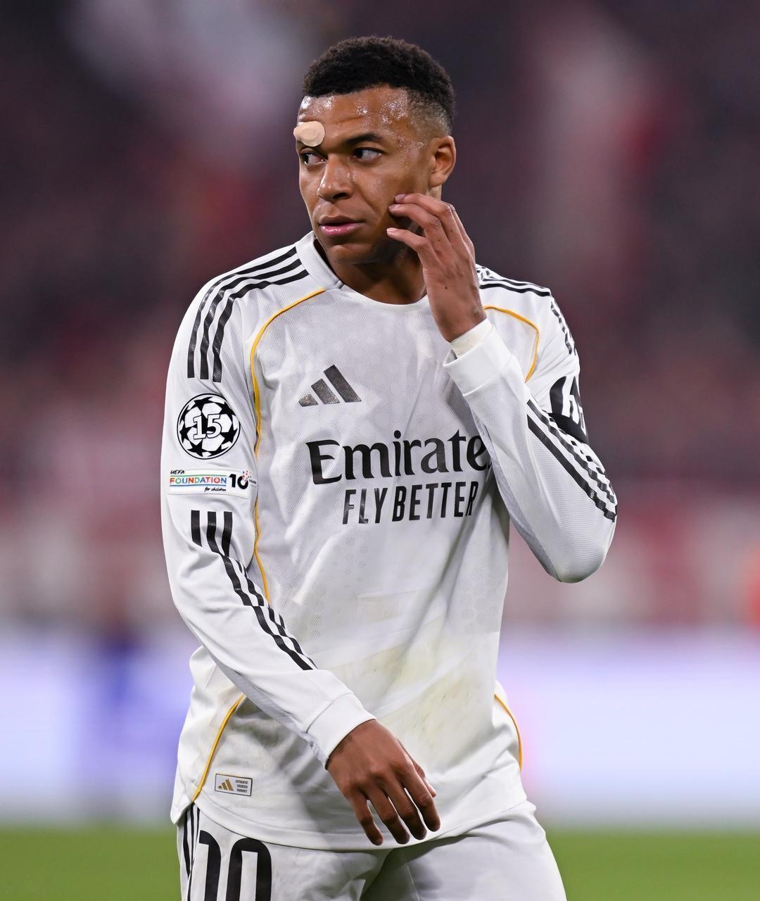 近9年未能在半决赛或决赛中进球，他的欧冠故事，是当代足球一个迷人的悖论：拥有超凡