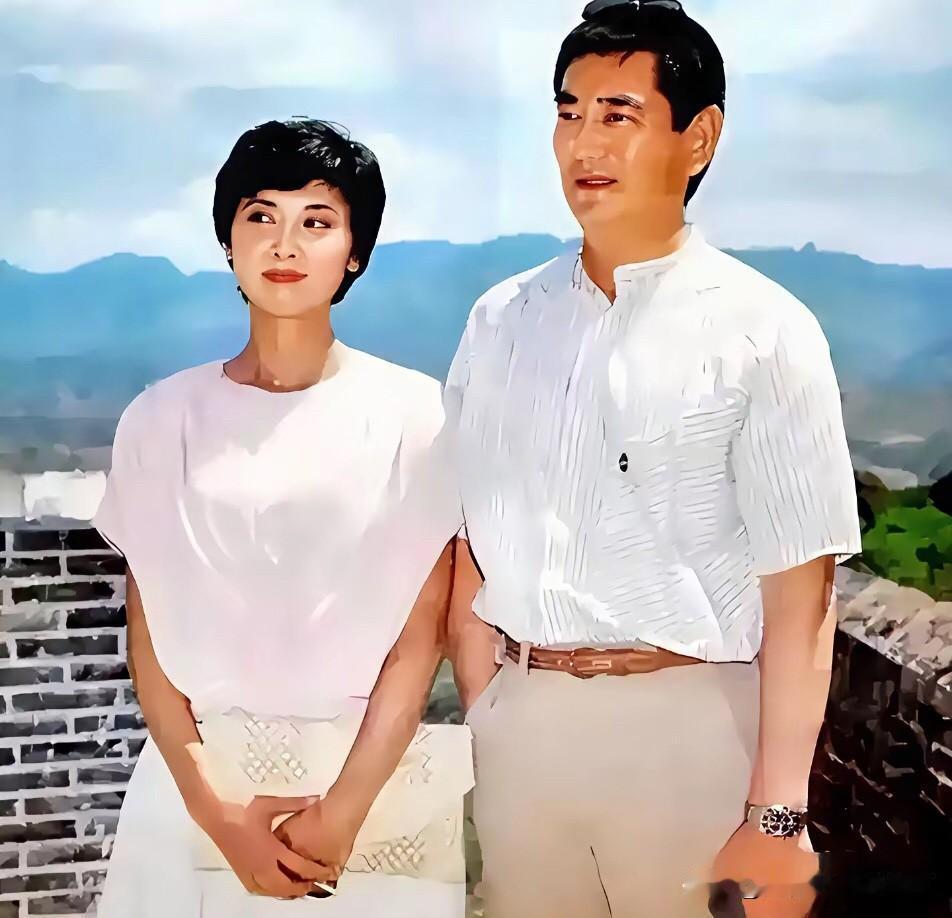 朱琳果然是大美人，当年她跟这位男明星爬长城的时候，估计也有40多岁了吧，看起来美