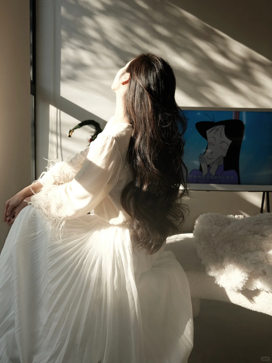 她披着长发从光里走来