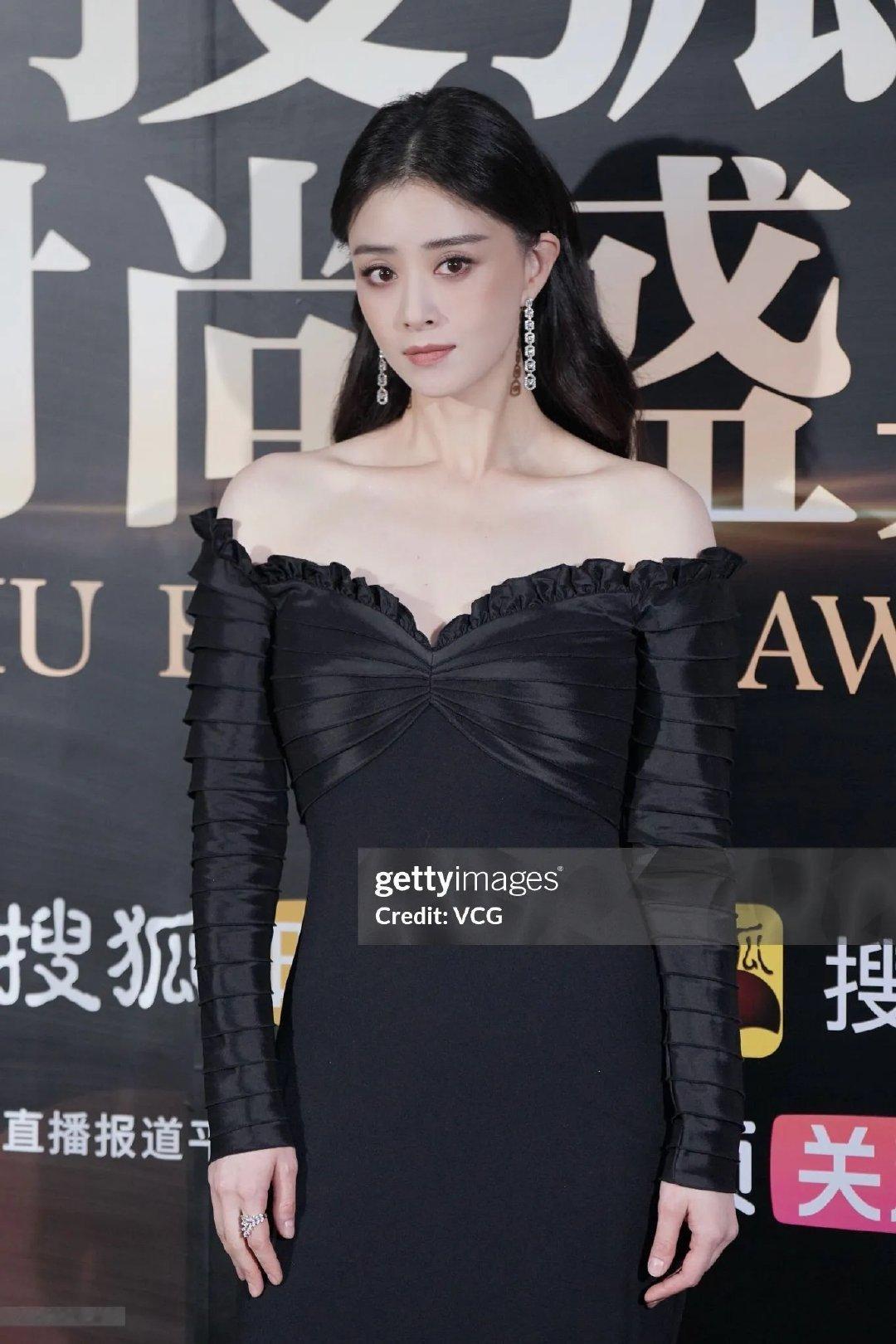 蒋欣41岁的状态 蒋欣活动生图，黑色一字肩长裙造型温柔大气气场全开，这个生图状态