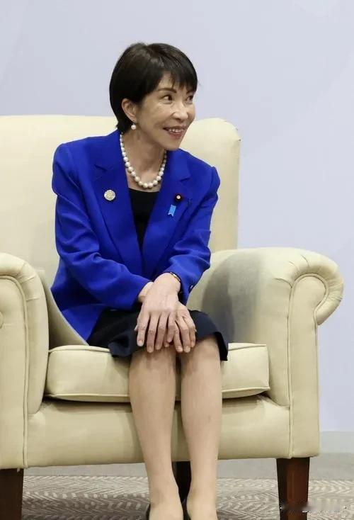“我能打你，但我选择不打；我通知你，但不用等你回复。”这种“我让你知道，但我不在