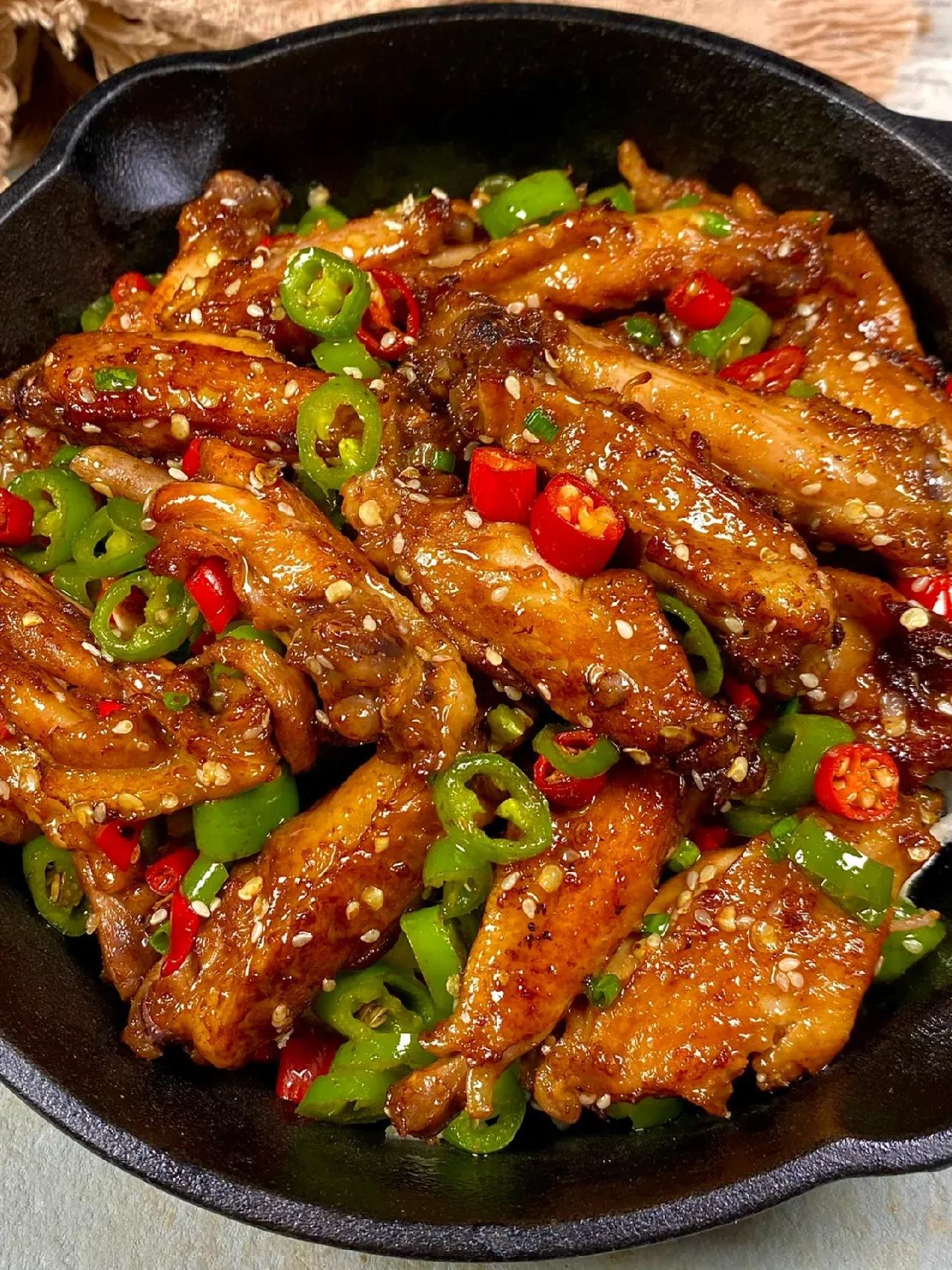 巨巨巨…巨好吃！求你们去做！！！|||这道蒜香鸡翅真的泰好吃啦！！
外酥里嫩，蒜