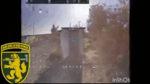 1名俄军士兵一边蹲坑，一边饶有兴致地在逗蛆宝宝。哪知道乌军无人机加入了游戏，顿时