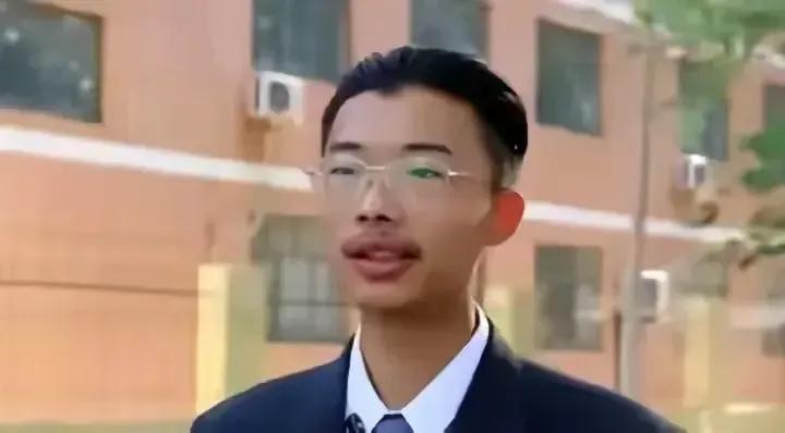 郭有才确实有才，歌声空灵很特别，长的也很有特点，但是有一点有人注意到了吗？厚嘴唇