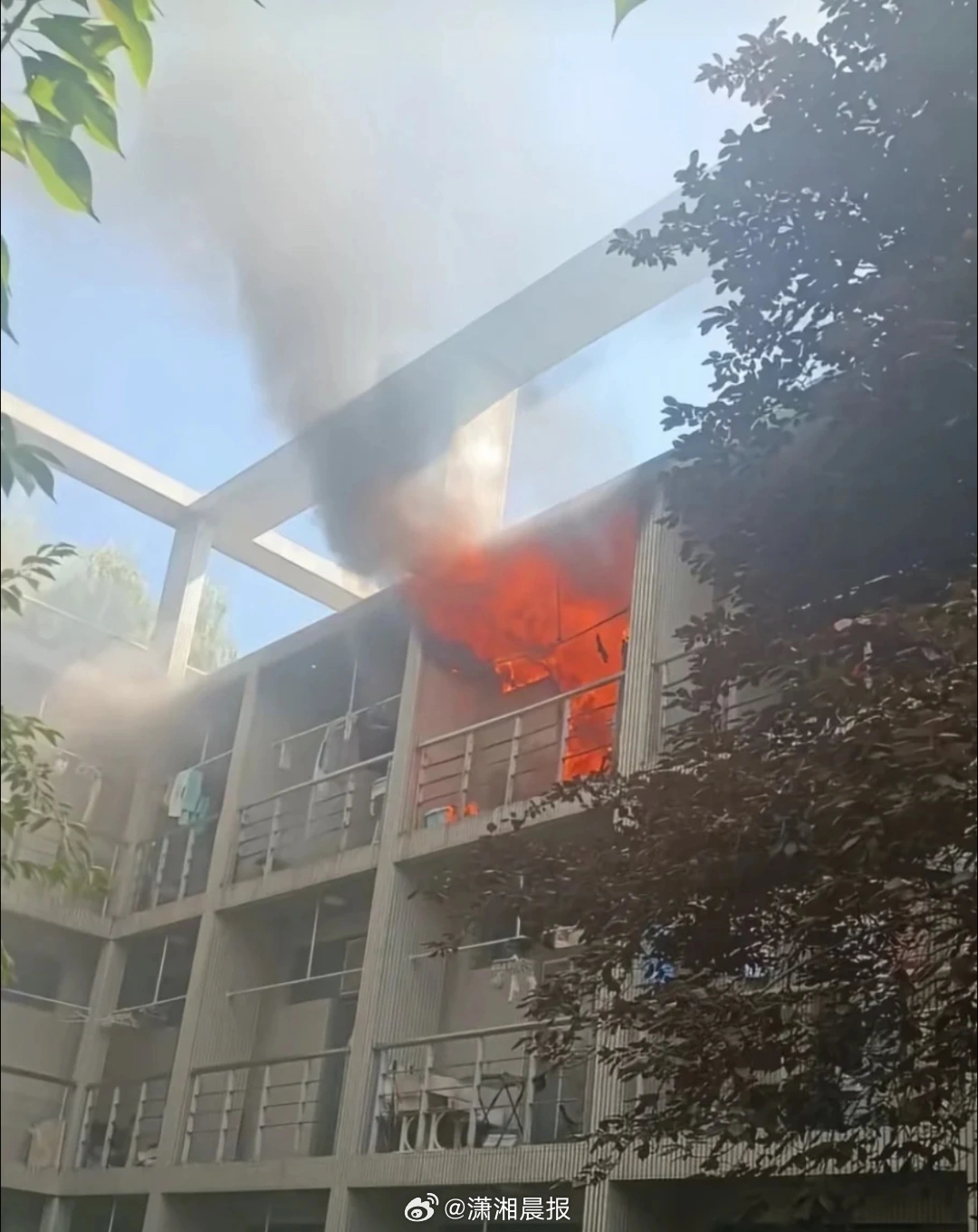 【大连一#高校宿舍起火宿管学生呼喊疏散#，#多方回应大连一高校宿舍起火#】9月2