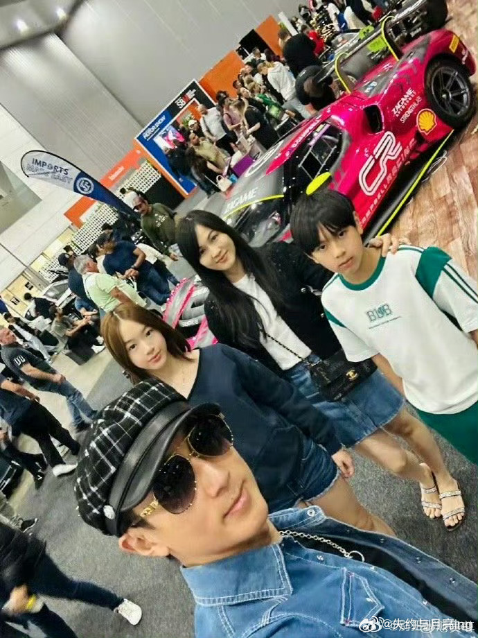 吴尊全家游墨尔本Max快和NeiNei一样高了 Max快和NeiNei一样高了，