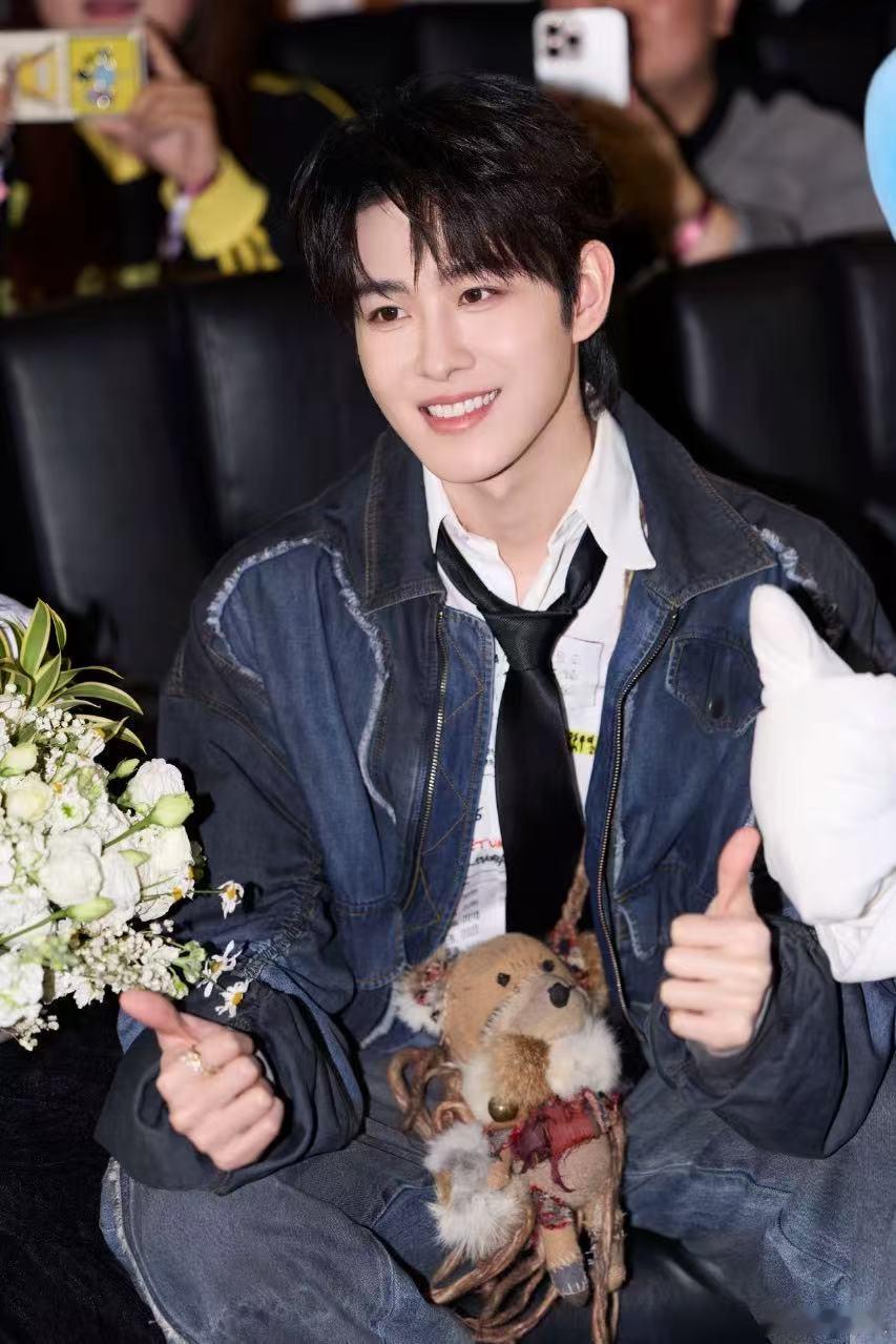 田嘉瑞这是我的啊呜 谁得到了心爱的玩偶不想像田嘉瑞这样急头白脸炫耀一次呢，他那个