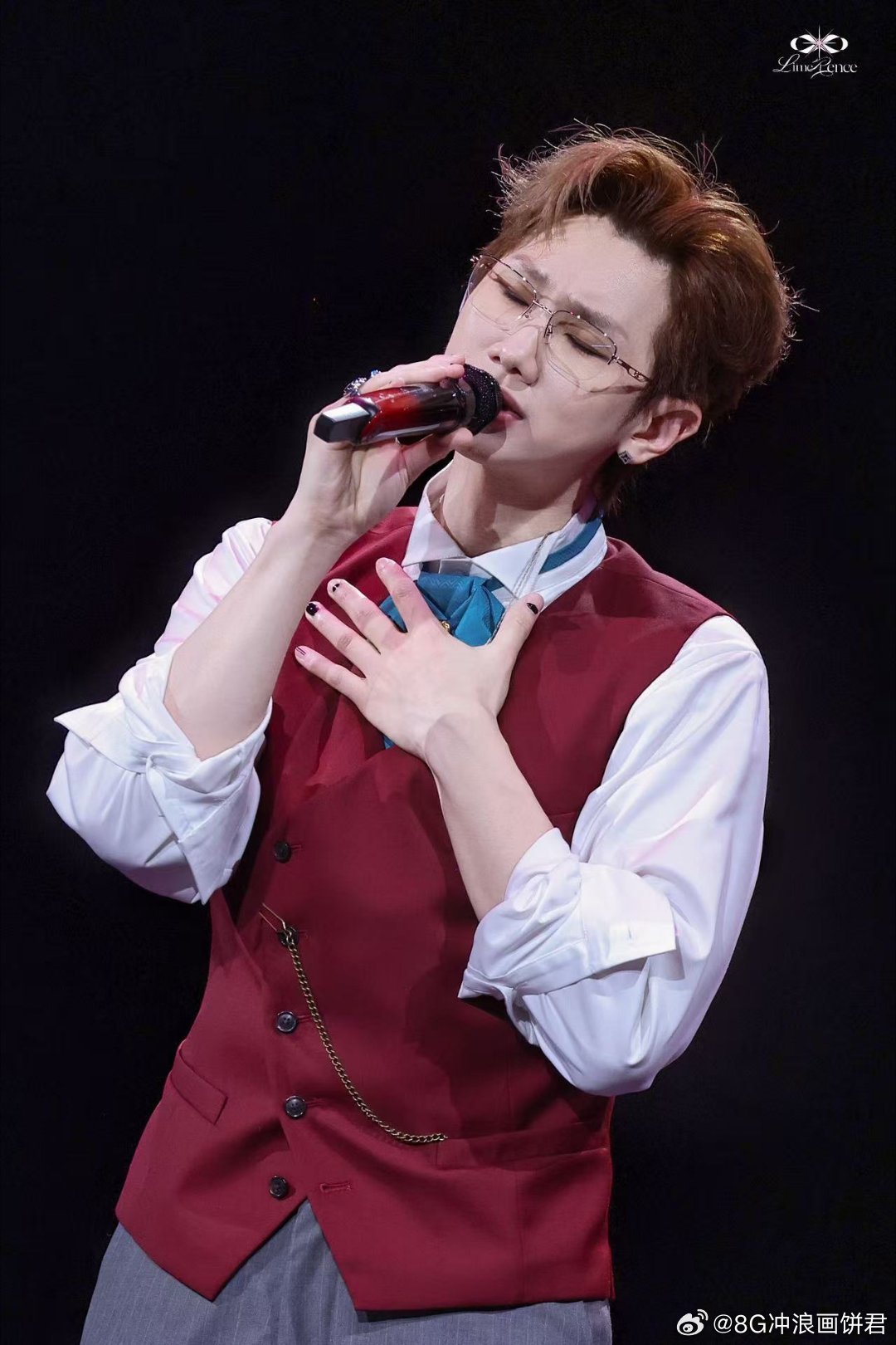 汪苏泷给我竖了个大拇哥 谁能想到，前置摄像头里会出现偶像的点赞！他明明可以看镜头