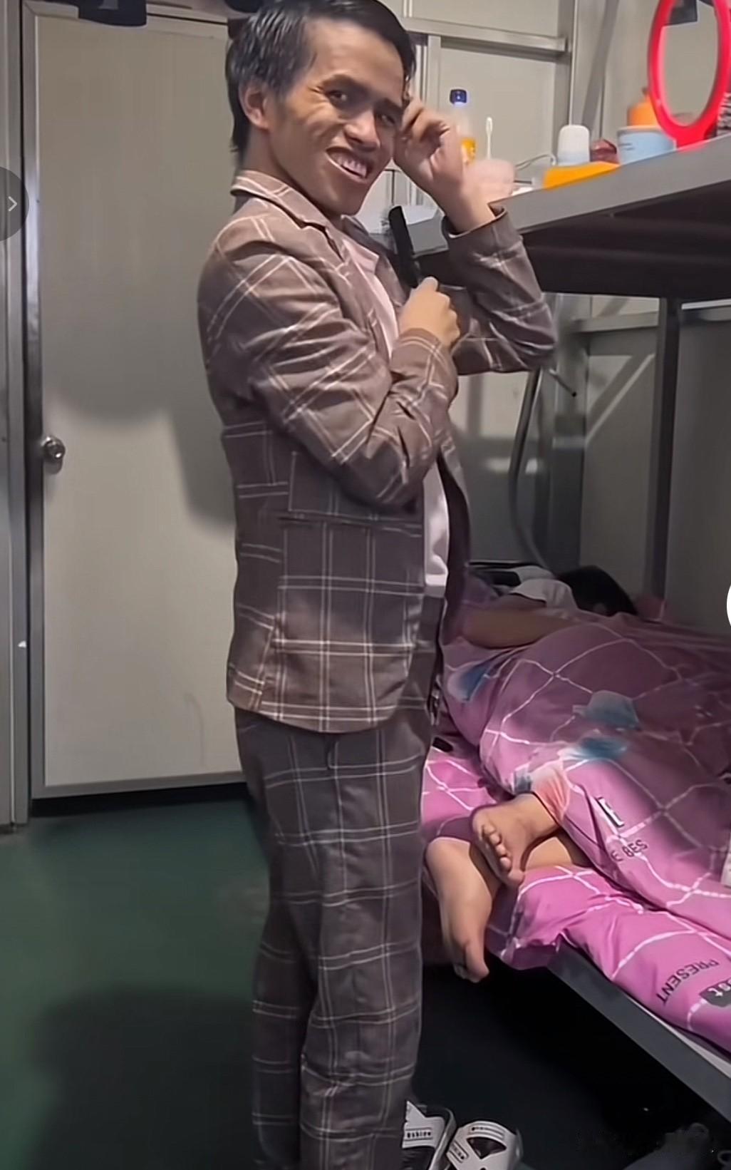 老表走了。账号头像已经变黑。最后发布的那条讣告10万人点赞，近4万人评论，都是来