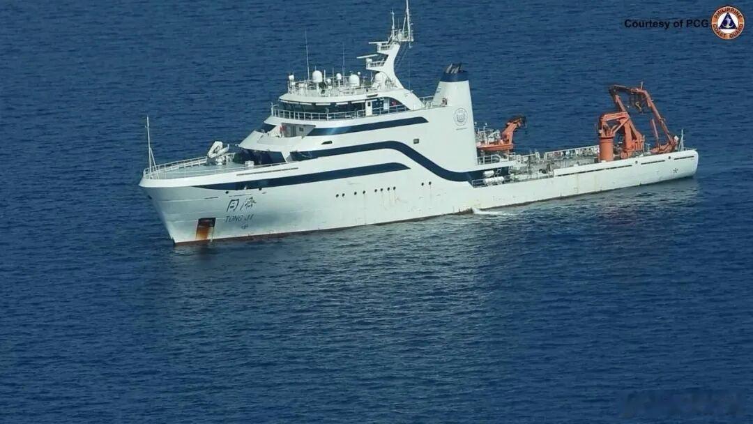黄岩岛又来人了两艘带钻探机的小型科考船刚走2500吨级的同济号大型智能科考船又来