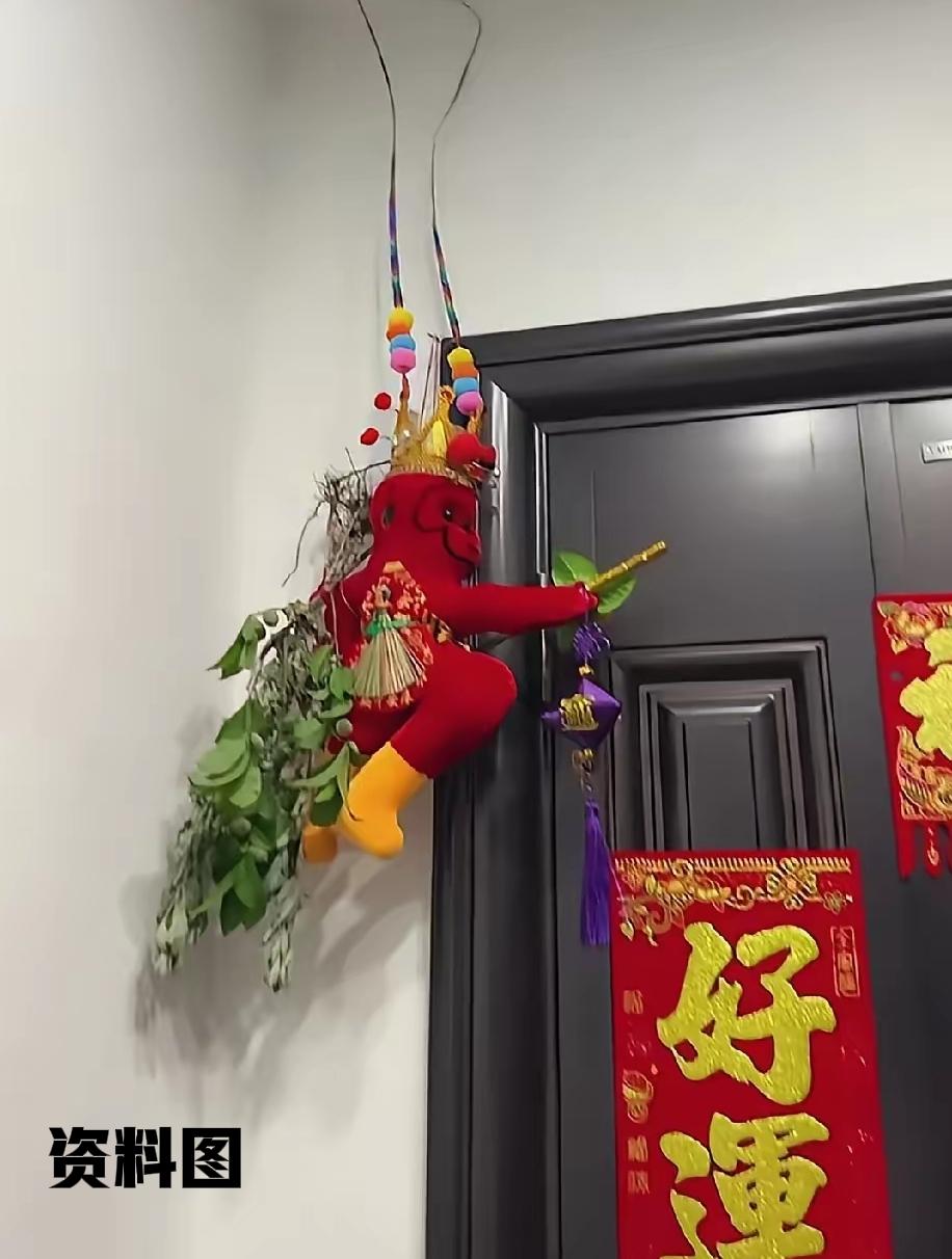端午节，因为儿子家门口挂个猴子，二姨和儿媳妇闹个半红脸，到现在都没和好。

起因