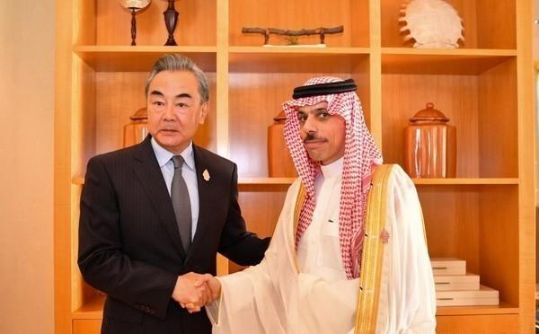 导弹还在飞，王毅先打了一个电话。3月4日，中国外长直接致电沙特外长费萨尔，没有联