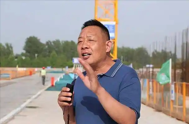 于东来同志在座谈会上讲的：做生意，先善待员工，再温暖百姓，最后成就企业。有很多企