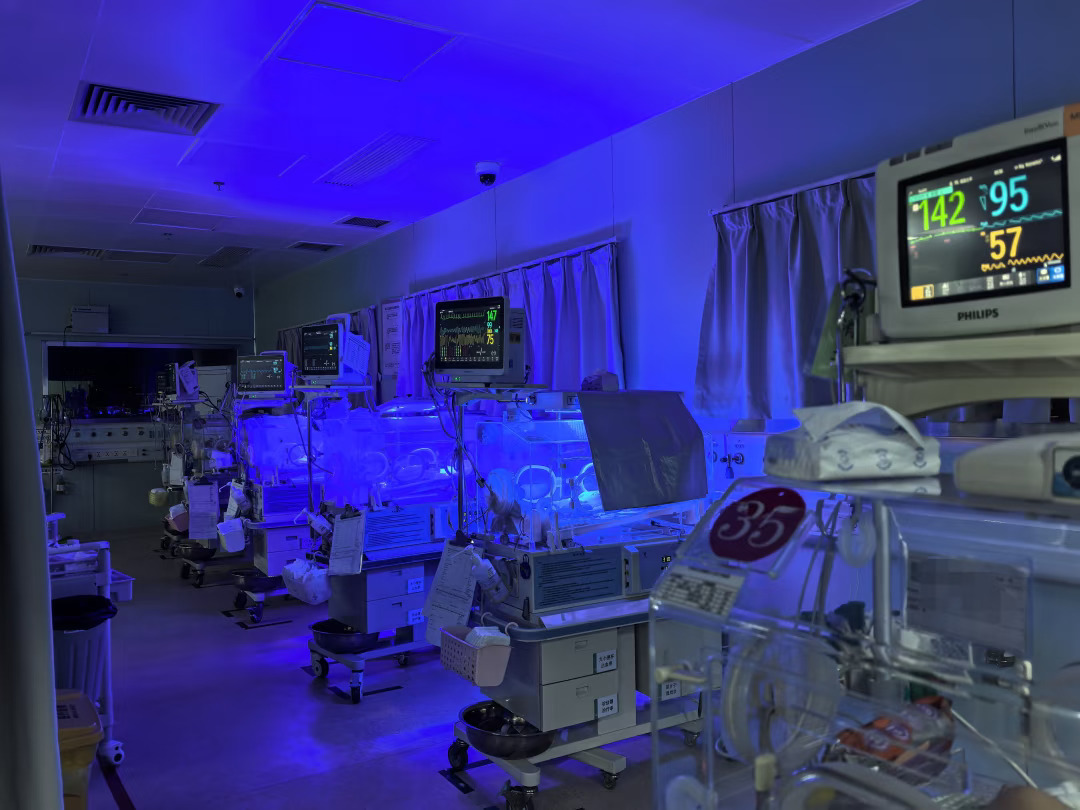 清明节值班记录： 	 新生儿黄疸蓝光治疗波长460-490nm 	 这...