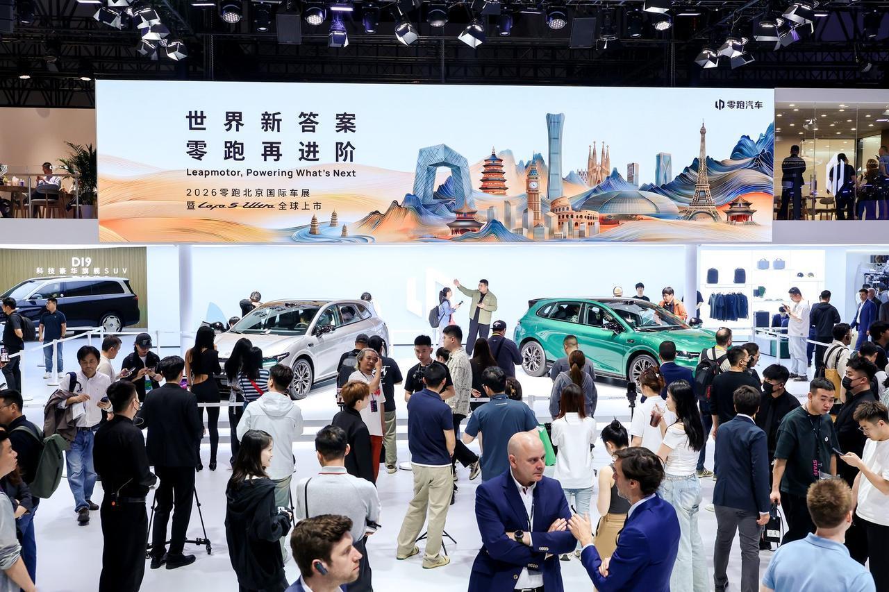 2026北京车展惊现“人气王”！不到12万买满配轿跑，年轻人都疯了！
 
今年的