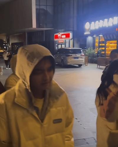 明天就可以看到熏鲜小猫了[举花铃][举花铃][举花铃] 
