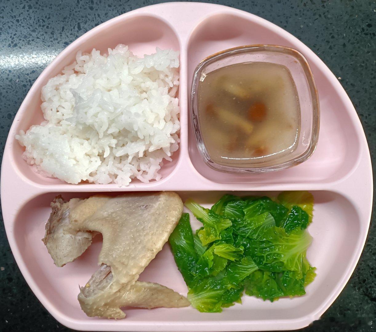 #糖糖的饭饭##科学育儿营养护航# 昨天午餐：米饭，鸡汤滑子菇，鸡汤煮白菜心，鸡