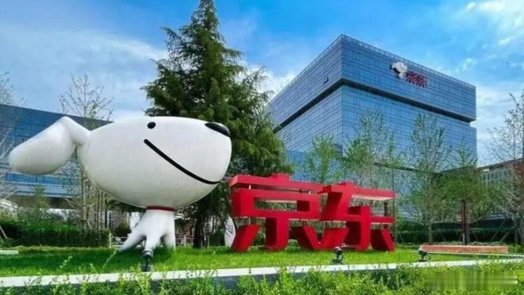 【京东：双十一成交额再创新高 订单量增近六成】京东(9618）表示，截至昨晚(1