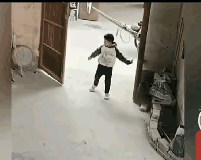 有这样的孩子真好，懂事，孝顺
​网友评论:
​为老人感到庆幸，养了一个孝顺懂事的