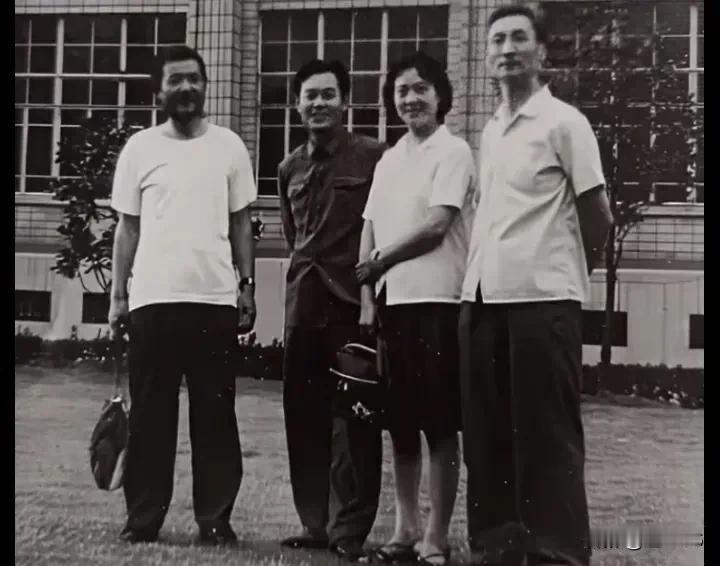 图一 张勇手与言小朋，还有两位不认识，有人知道不？
第一次发现言小朋身高这么高，