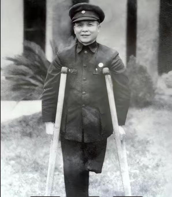 1935年，21岁红军团长钟赤兵在娄山关被炸碎右腿，医生用木工锯给他截肢，没麻药