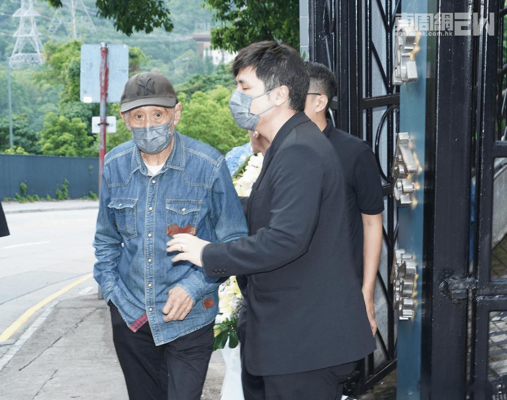 真可怜，让老父在外面吃杯面！还有脸说自己不为家产，明明就是你想要家产，李泳汉真的