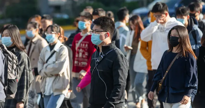 秋风起凉意，出门多添衣