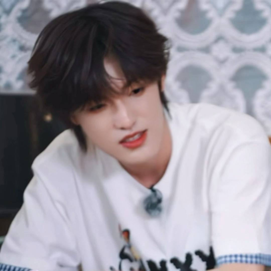 “我反正碰谁输谁”对自己力量很有数的柔弱小禹🥰夹腿游戏之后不仅腿软脸上也汗涔涔