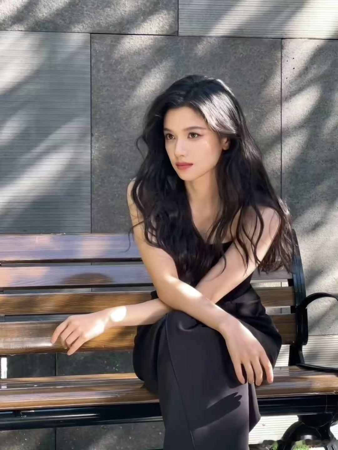 张婧仪live的神 没有任何过多的修饰和滤镜，张婧仪的live照片就像是上天赠送