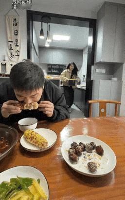 死要面子活受罪，
赶紧上凉水冲啊！
隔着屏幕都替你感到着急。