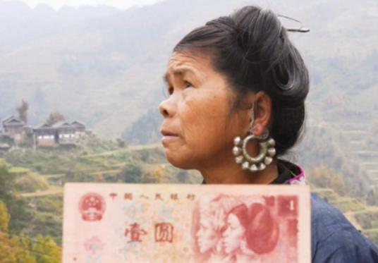 “人民币上有她，她却没有人民币。”1987年，一位侗族姑娘因为长得太美，被印到人