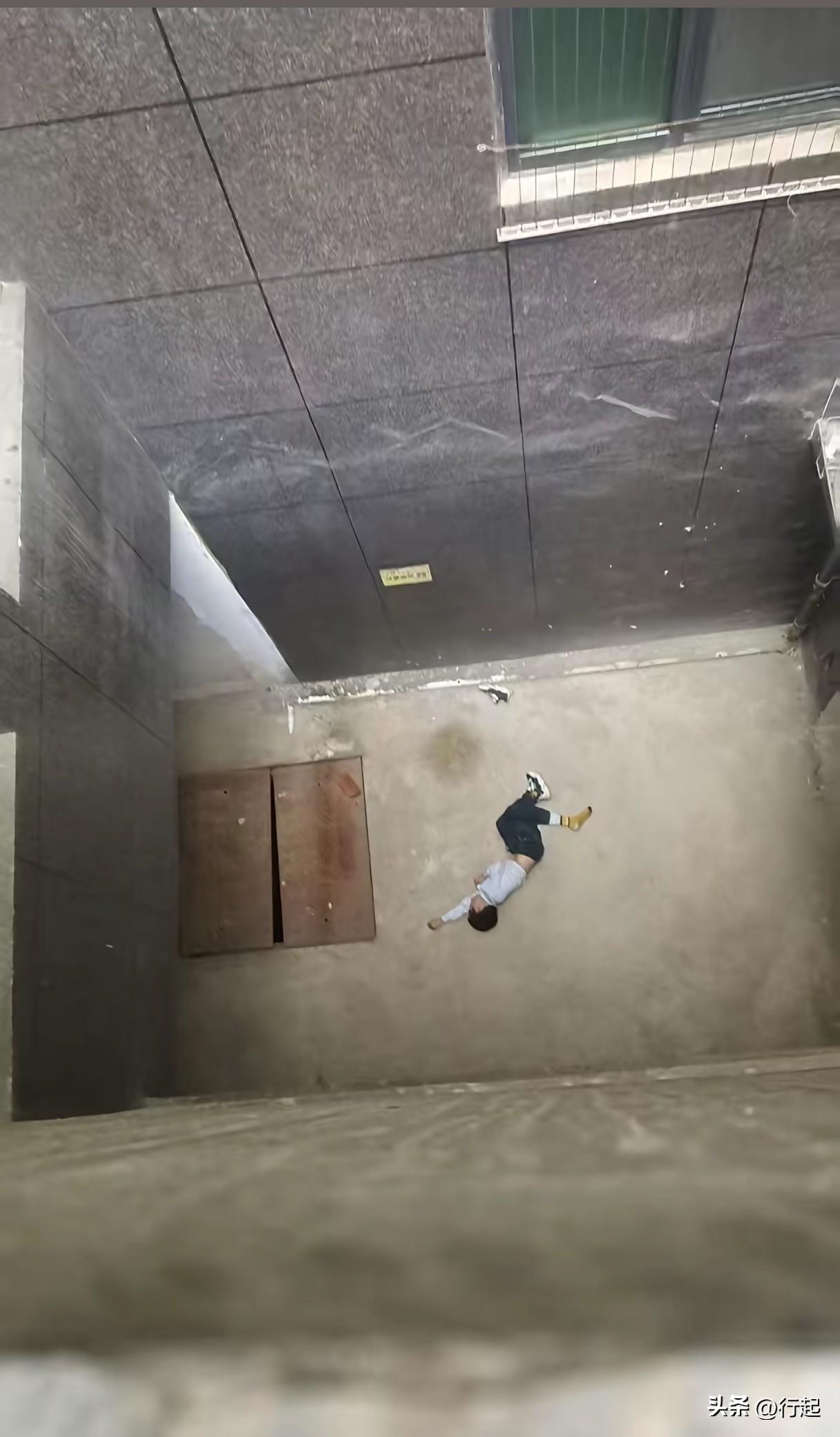 每次看到这种事情，都让人心里很难受。

今天在群里看到一段视频，楼下围满了人，警