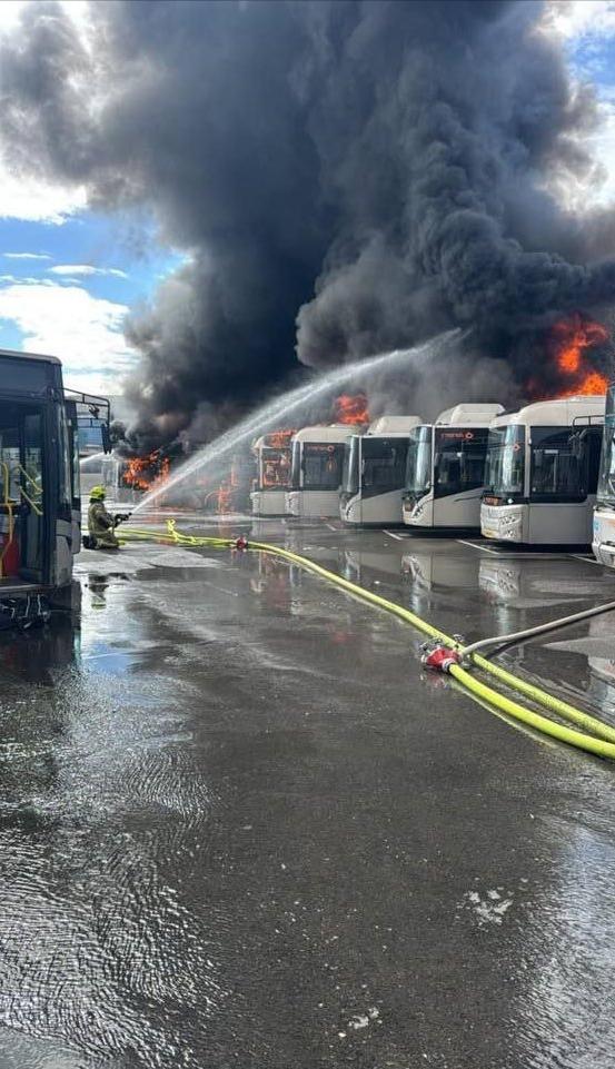 以色列报道了首次火灾， 在霍隆，火灾原因不明，以色列初步报告称有物体从天空坠落。