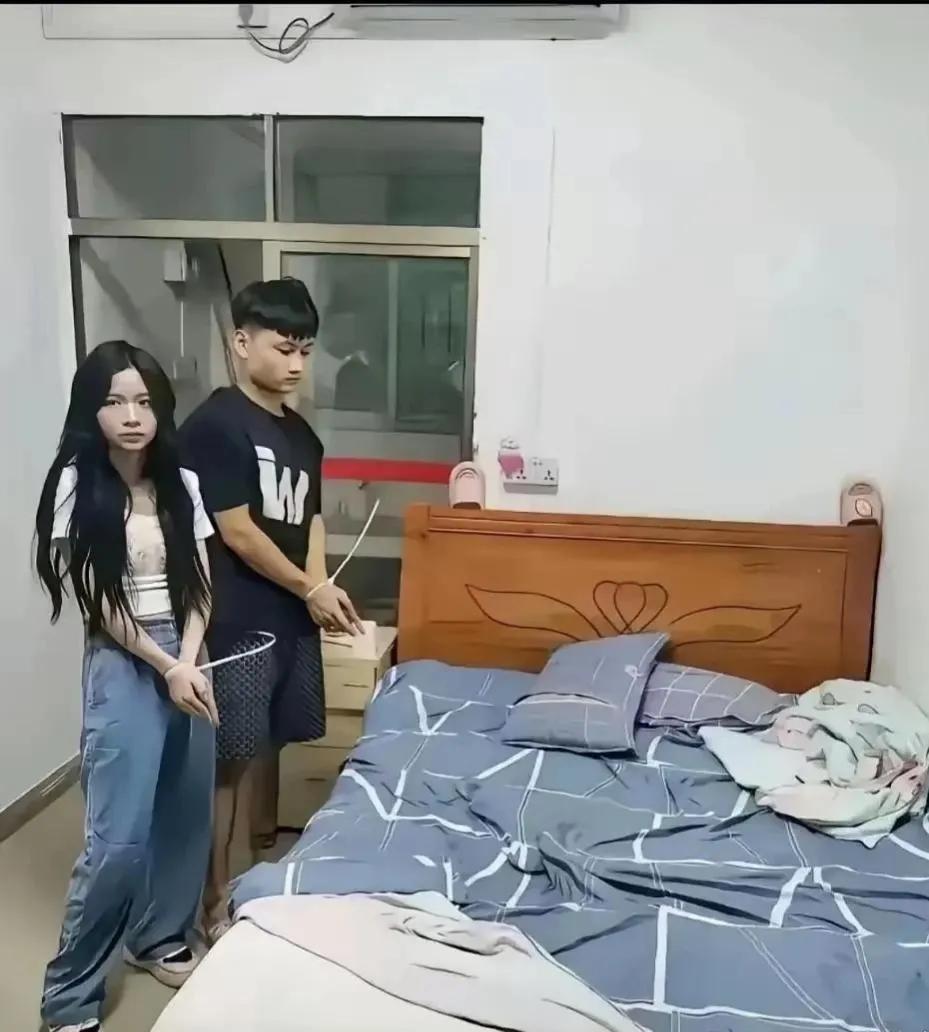 小小年纪不学好，被抓现行了吧。