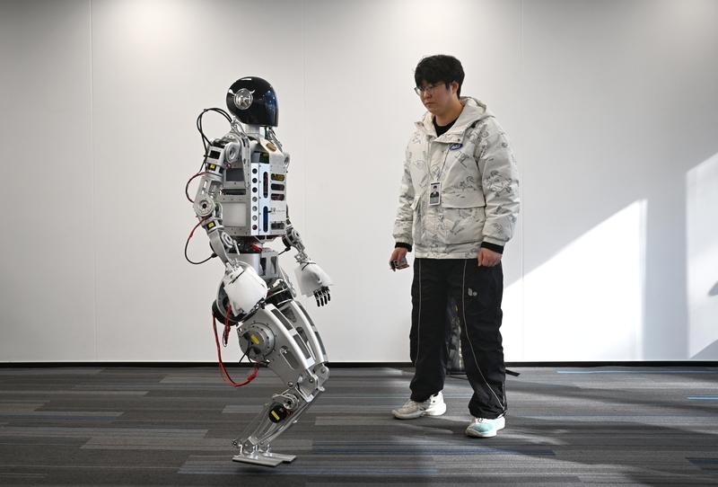 智能人形机器发展得太猛了！宁德时代中州基地有全球首条实现人形具身智能机器人规模化