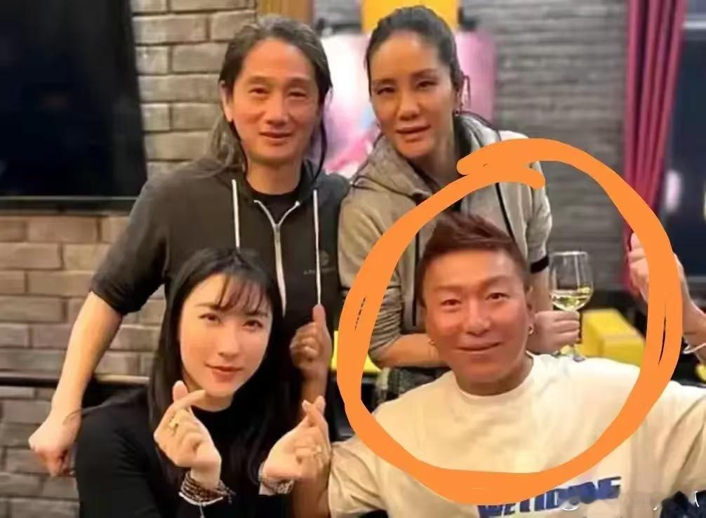 我的天啦陈羽凡都长这么胖了？之前可是很清瘦的一个人啊虽然他确实长的不咋地但是歌唱
