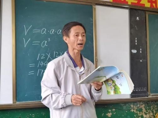 江苏江阴的邹志鹏，今年50岁，自费义务支教整整20年。一件10元的短袖穿了十多年