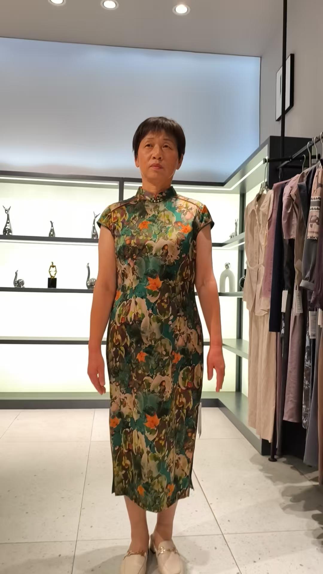 在我年轻的时候，就喜欢旗袍，今天总于如愿以偿，穿上心心念念的旗袍，价格优惠，质量
