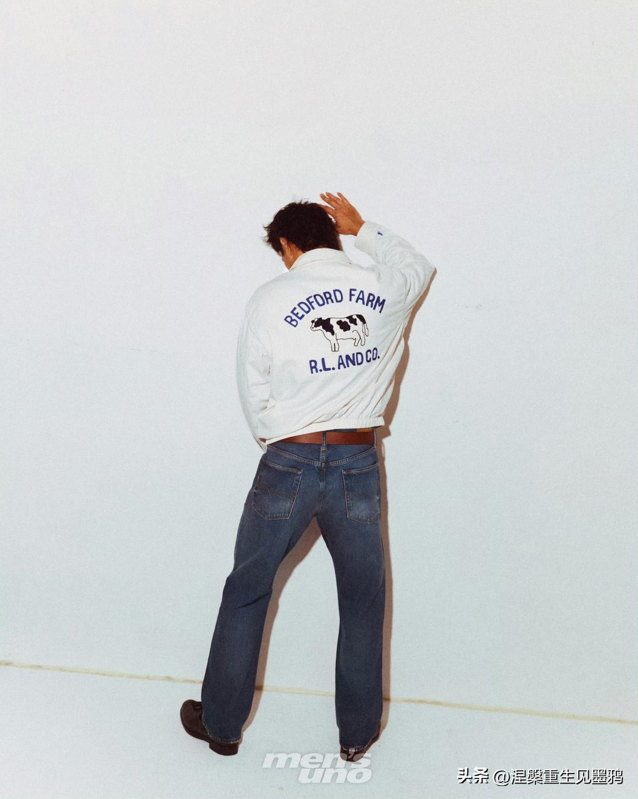 杨祐宁 mensuno tw 4月封杂志释出，最有意思的一张是他双腿往黄线两边一