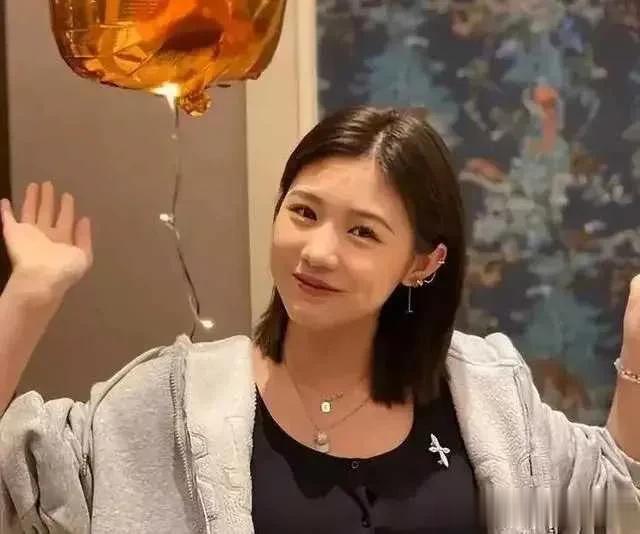 汪峰的大女儿发育迅速，身高已经178cm，太惹眼了。她和章子怡一样身材火辣，初恋