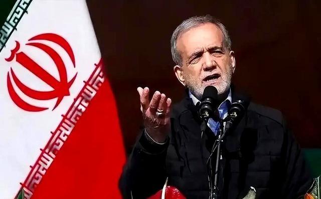 很多人以为，美国航母堵在伊朗家门口迟迟不动手，是怕了。其实，真正让白宫踩下刹车的