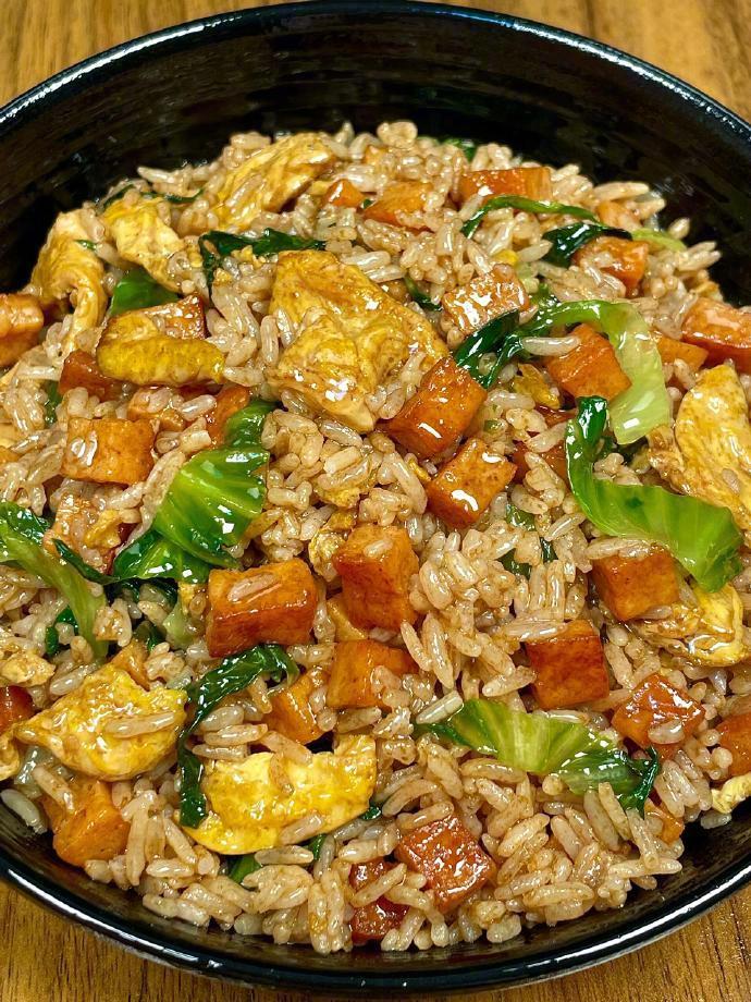 |家人们，炒饭这么做巨巨好吃！米饭粒粒分明，午餐肉焦香，生菜清爽解腻！一口下去幸
