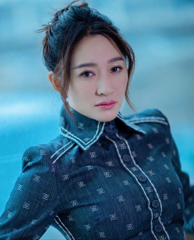演员，李小冉，和李乃文一起拍了一个戏，叫我们的日子，两人接受采访，问他们一个人最