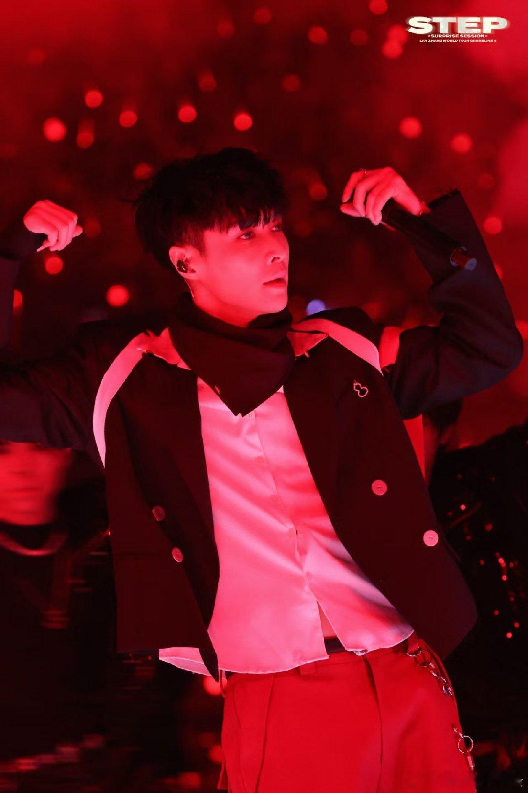 张艺兴[超话]  张艺兴下一个三月再见  张艺兴郑州演唱会 演唱会上的张艺兴，一