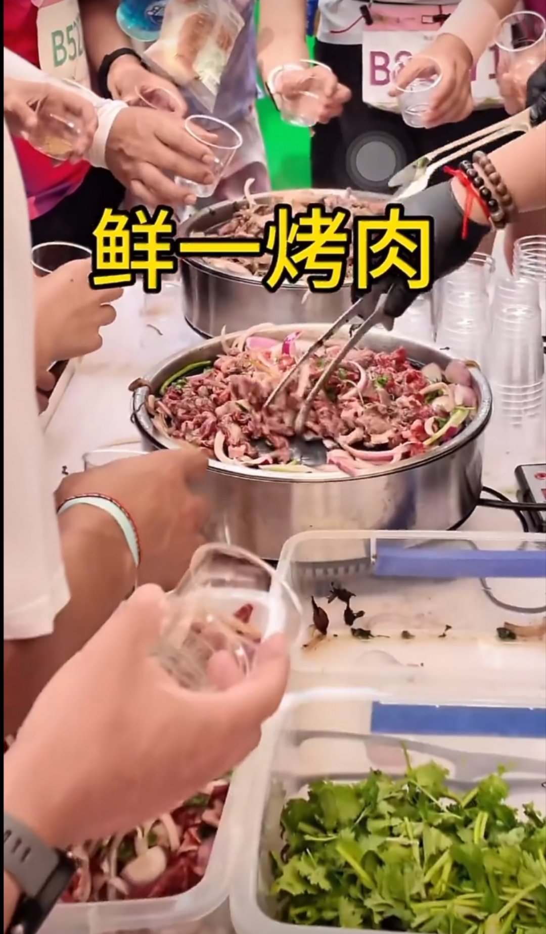 门票200元42公里长的自助餐刚点进来我还以为是那个自助餐店，结果发现是马拉松，