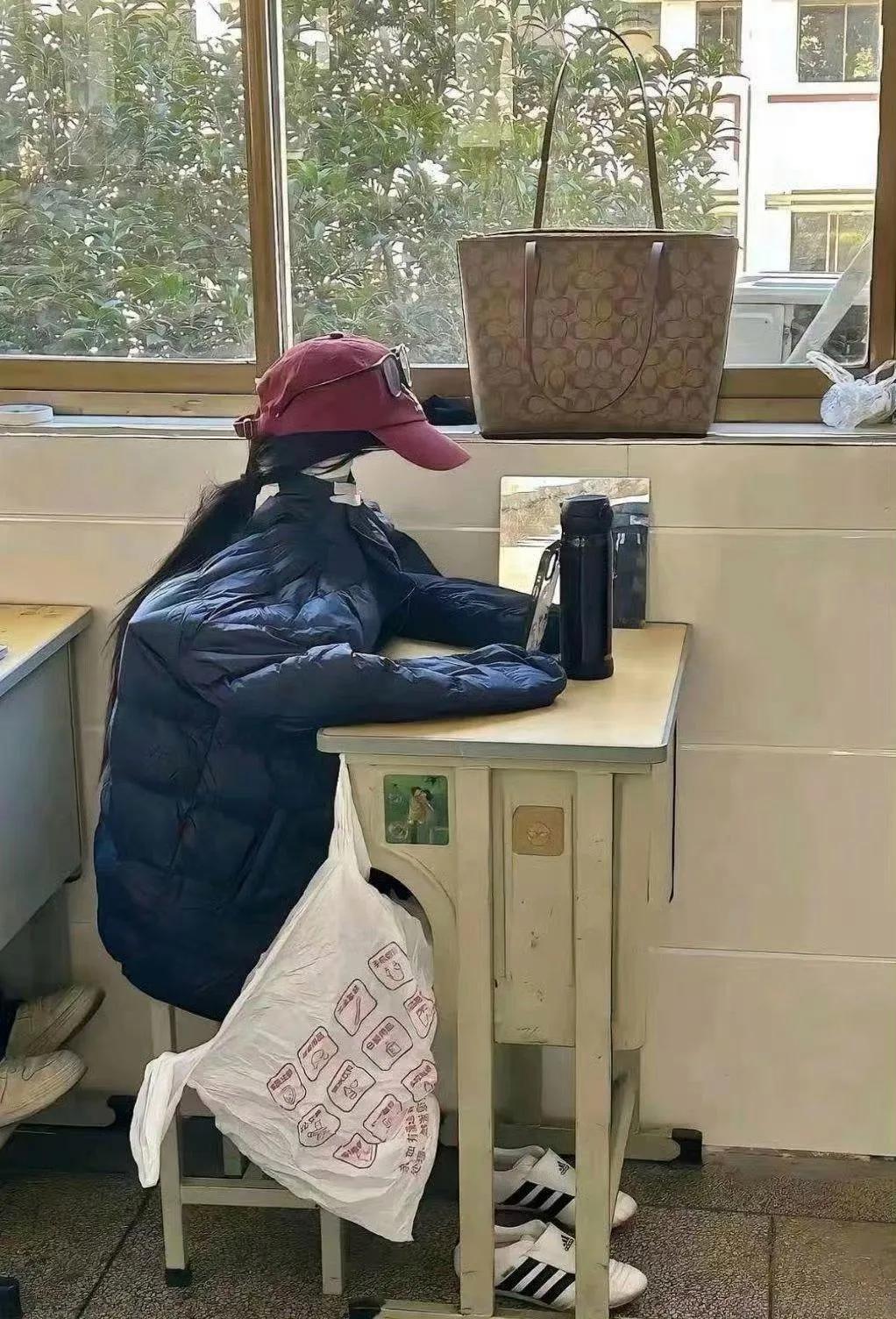 隐身模式启动，衣服还在魂已走，老师别急，出去耍一会就回来！[笑哭]