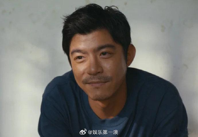 王柏杰就违反交规道歉此前，酒驾被吊销驾照的王柏杰再被拍到违反交通法规，他改骑电辅